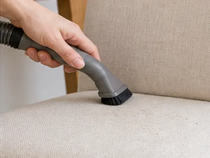 Aspirado en seco de las costuras de una silla tapizada